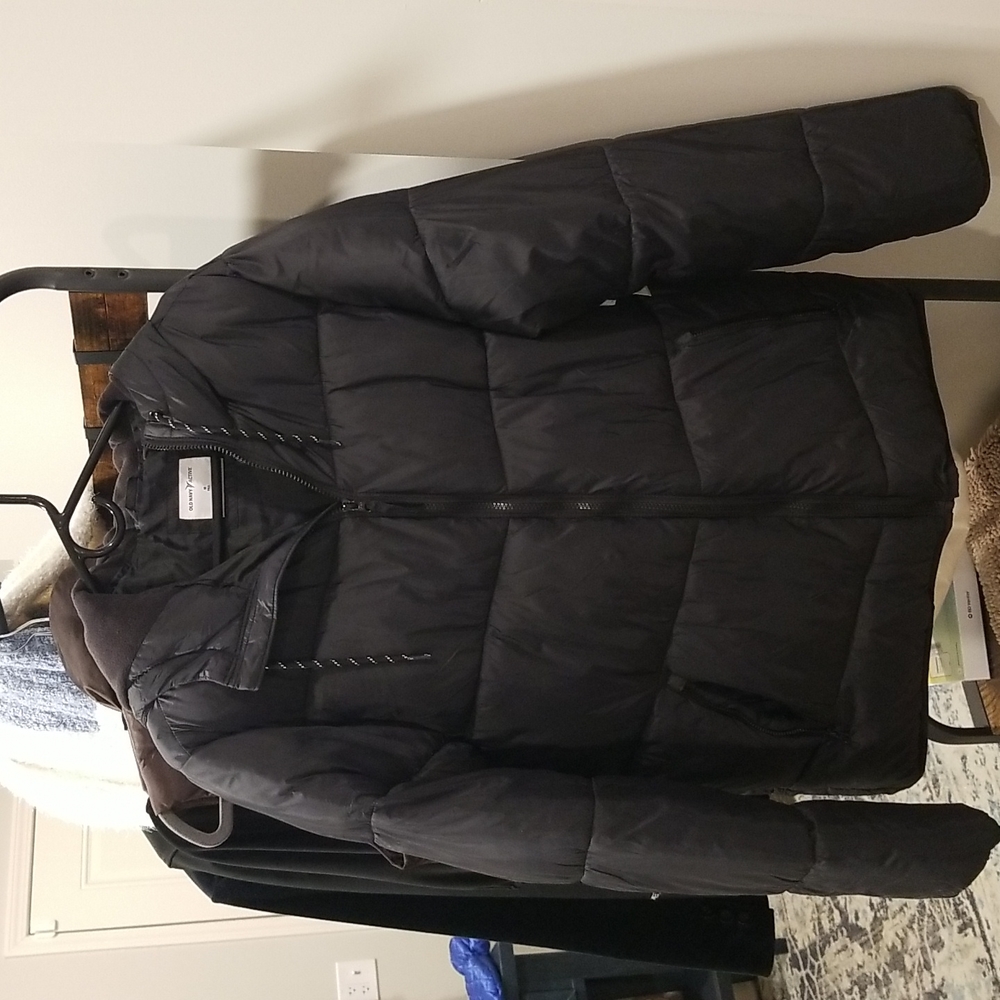 Old Navy black puffer jacket. Unisex Medium Tall